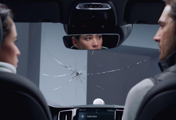 Rozbité čelní sklo vozu Volvo